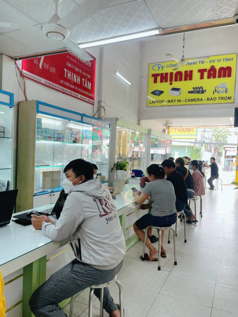 Khách hàng đang tìm hiểu các dịch vụ sửa laptop Hóc Môn tại Thịnh Tâm